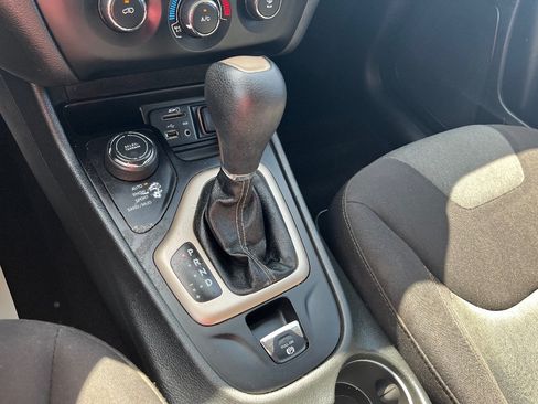 Used 2018 Jeep Cherokee Latitude AWD/4WD image 16