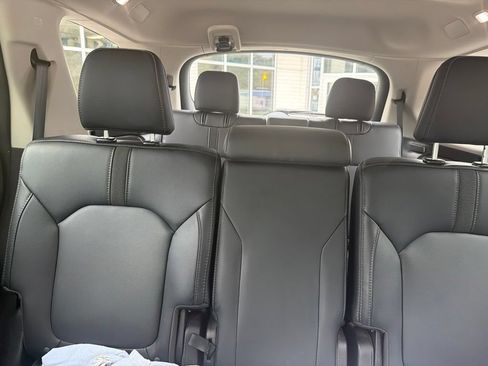 Used 2023 Honda Pilot Touring image 5