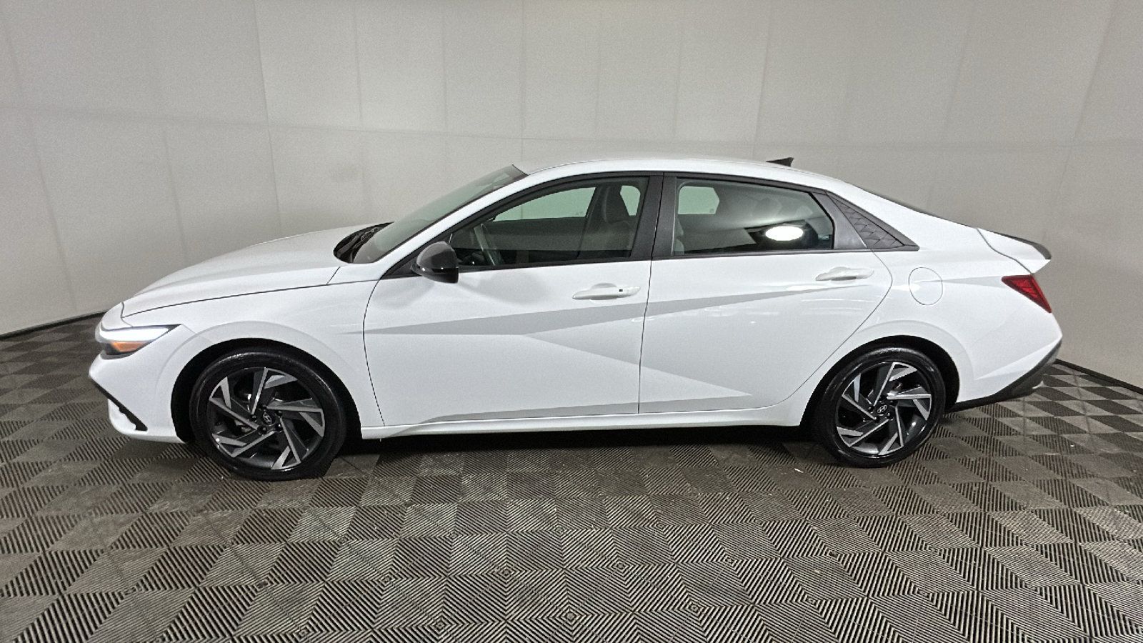 Used 2025 Hyundai Elantra SEL FWD image 6