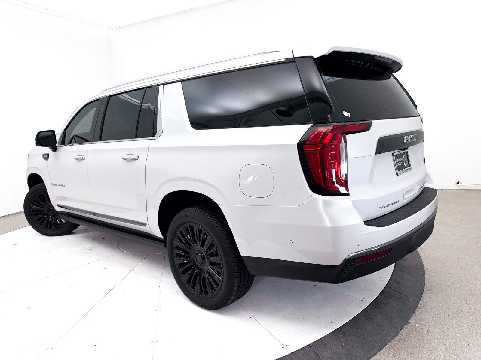 Used 2024 GMC Yukon XL Denali Ultimate AWD/4WD image 2