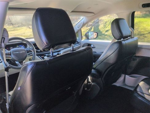 Used 2023 Chrysler Pacifica Touring-L image 25