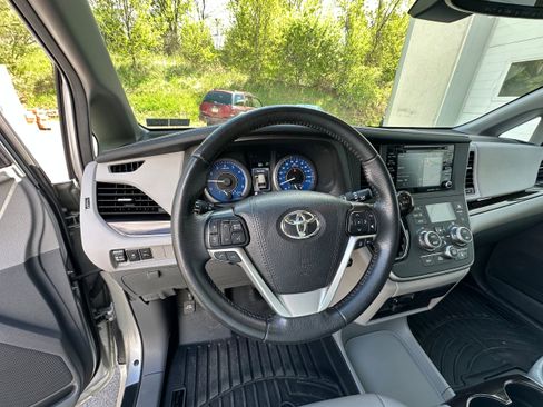 Used 2020 Toyota Sienna XLE w/ XLE Navigation Package AWD/4WD image 28