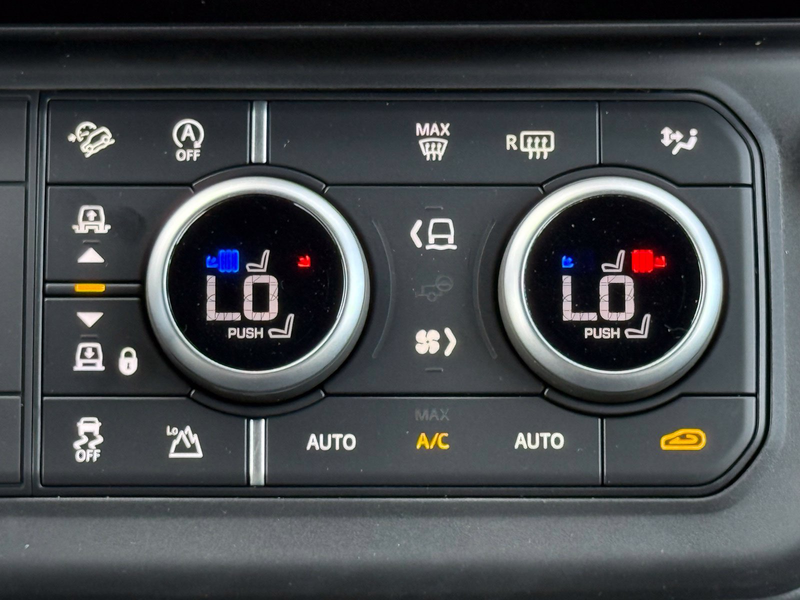 New 2025 Land Rover Defender 110 X-Dynamic SE AWD/4WD image 29