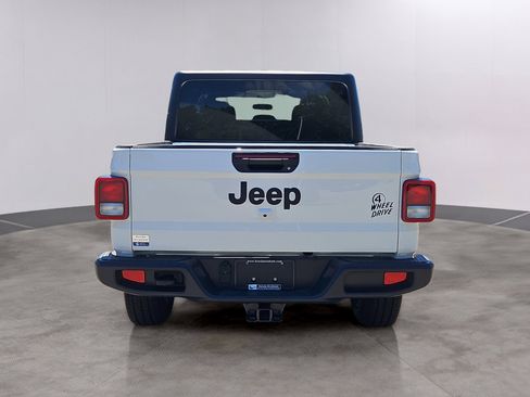 Used 2022 Jeep Gladiator Willys image 5