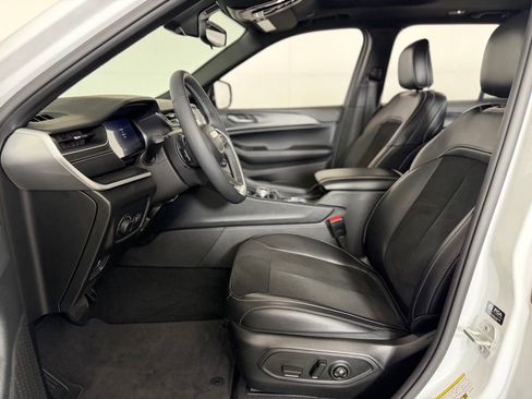 Used 2024 Jeep Grand Cherokee Altitude AWD/4WD image 26