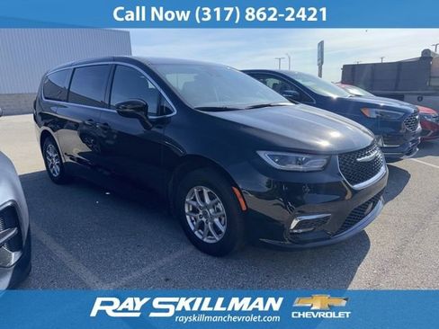 Used 2025 Chrysler Pacifica Select FWD image 1