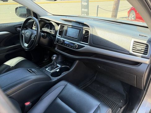 Used 2019 Toyota Highlander XLE AWD/4WD image 25