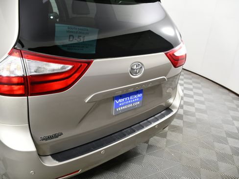 Used 2017 Toyota Sienna XLE w/ XLE Navigation Package image 15