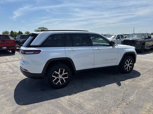 Used 2024 Jeep Grand Cherokee Limited AWD/4WD image 6