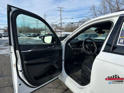 Used 2023 Jeep Grand Cherokee Overland image 13