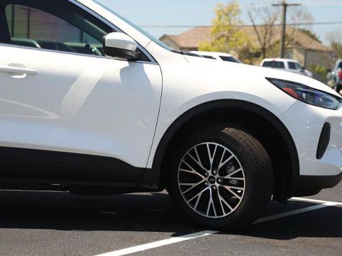 Certified 2025 Ford Escape SE w/ PHEV Premium Package FWD image 5