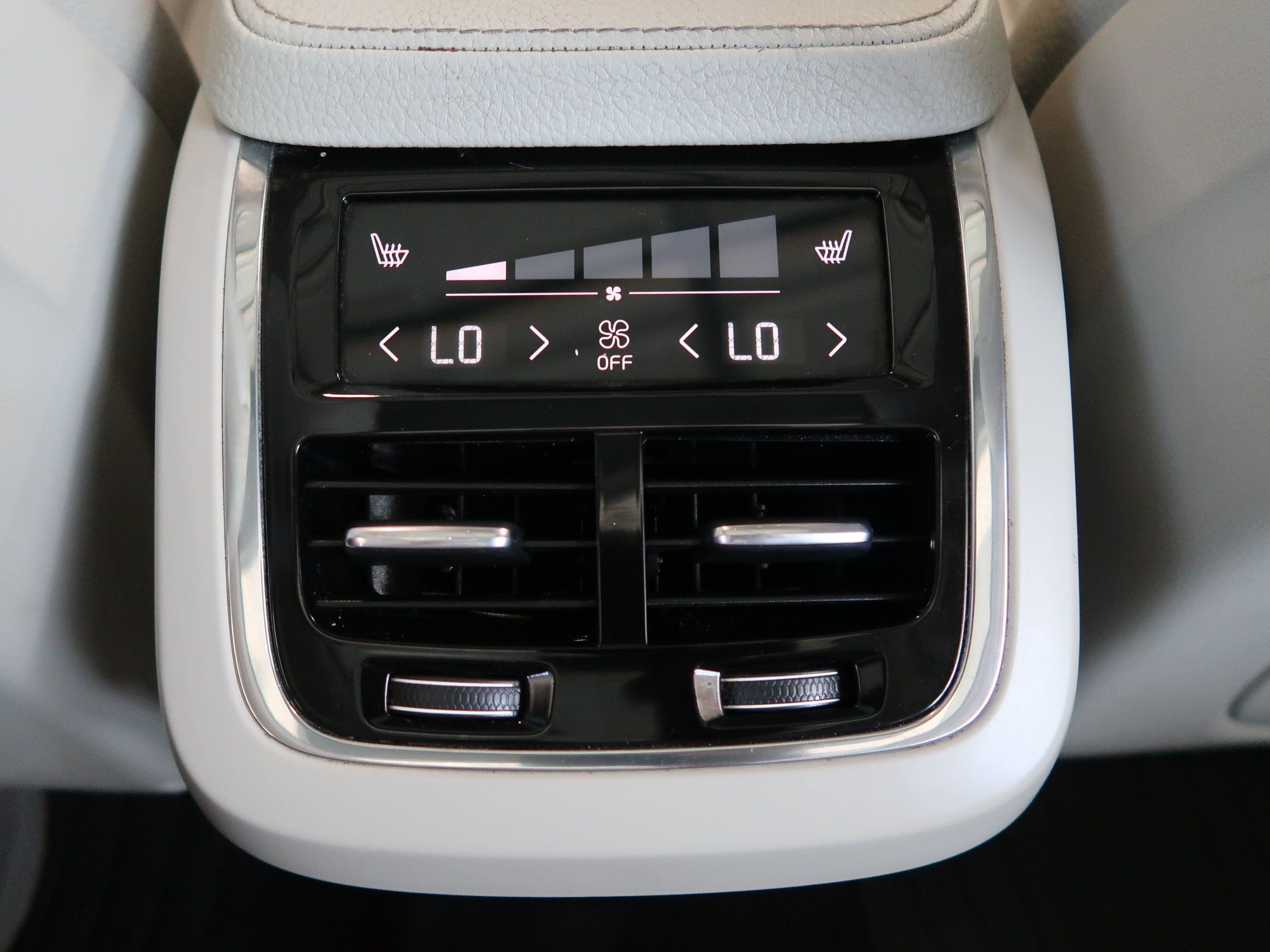 Used 2017 Volvo XC90 T6 Momentum w/ Vision Package AWD/4WD image 34