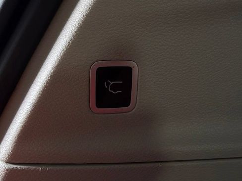 Used 2023 Chrysler Voyager LX FWD image 12