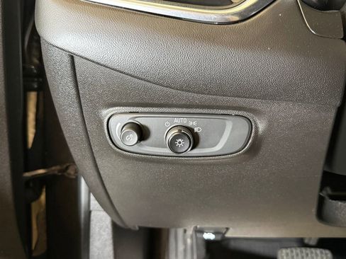 Used 2021 Chevrolet Equinox LS w/ LS Convenience Package FWD image 17