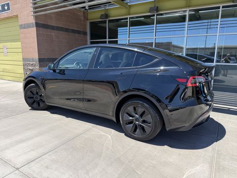 Used 2024 Tesla Model Y 2WD image 5
