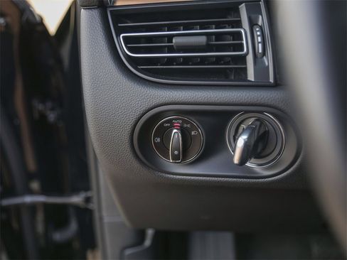 Used 2025 Porsche Macan image 20