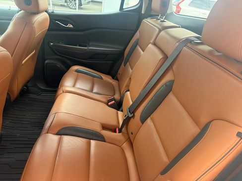 Used 2019 GMC Acadia SLT AWD/4WD image 3