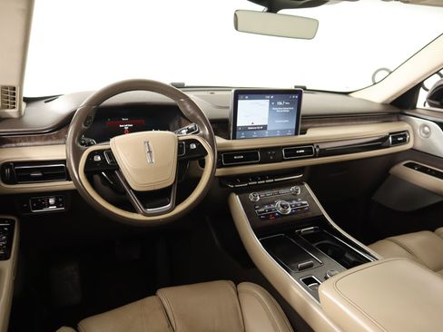 Used 2020 Lincoln Aviator Reserve w/ Equipment Group 202A image 2