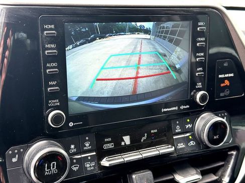Used 2022 Toyota Highlander XLE FWD image 15
