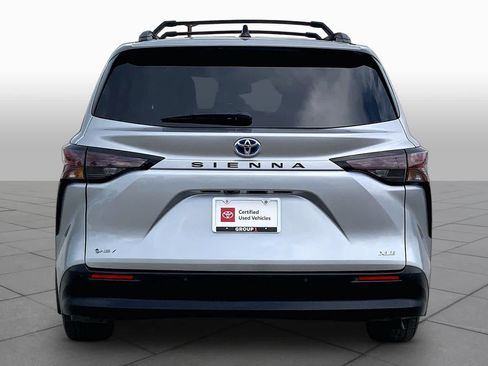 Used 2025 Toyota Sienna XLE w/ XLE Plus Package FWD image 5