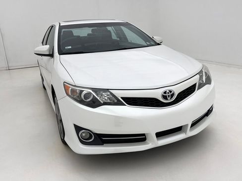 Used 2014 Toyota Camry SE w/ Leather Package image 3
