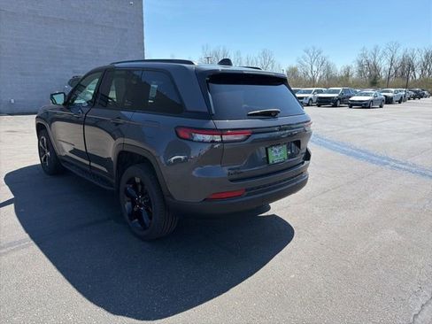 Used 2025 Jeep Grand Cherokee Limited w/ Black Appearance Package image 8