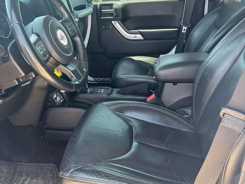 Used 2015 Jeep Wrangler Unlimited Sahara w/ Connectivity Group AWD/4WD image 11