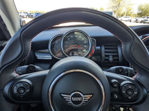 Used 2019 MINI Cooper S w/ Premium Package image 32
