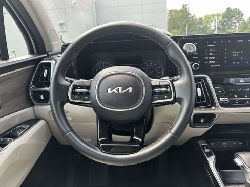 Used 2022 Kia Sorento EX w/ Panoramic Sunroof Package FWD image 12