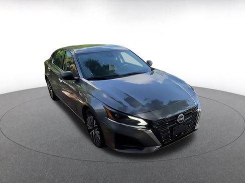 Used 2025 Nissan Altima 2.5 SV FWD image 3
