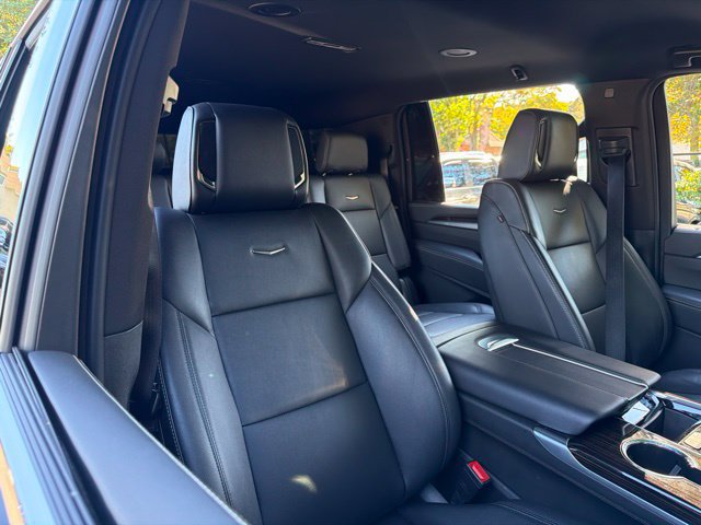 Used 2025 Cadillac Escalade ESV Luxury AWD/4WD image 16