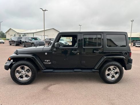 Used 2018 Jeep Wrangler Unlimited Sahara AWD/4WD image 35