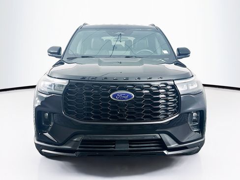 Used 2025 Ford Explorer ST-Line w/ ST-Line Street Pack image 2