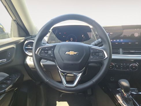 Used 2025 Chevrolet Trax LT w/ LT Convenience Package image 12