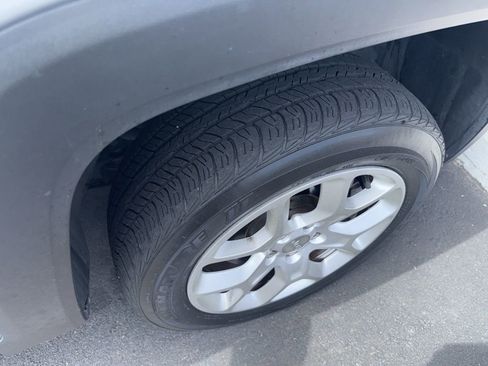 Used 2018 Jeep Renegade Latitude w/ Popular Equipment Group image 10