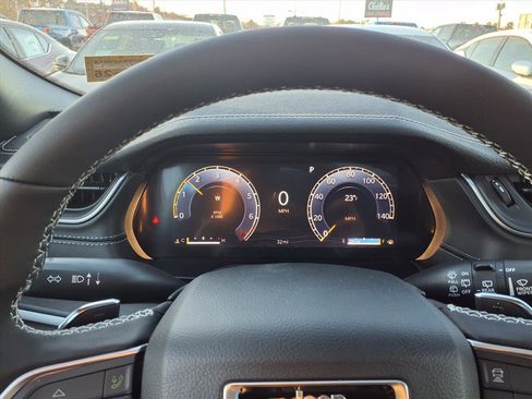 New 2025 Jeep Grand Cherokee Limited w/ Luxury Tech Group II AWD/4WD image 10