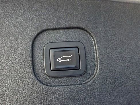 Used 2017 Chevrolet Equinox Premier w/ Enhanced Convenience Package FWD image 8