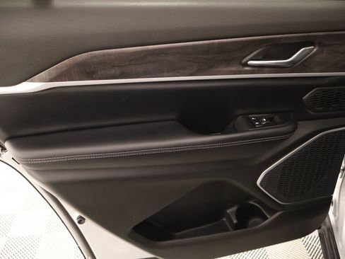 Used 2025 Jeep Grand Cherokee L Limited w/ Black Appearance Package image 20