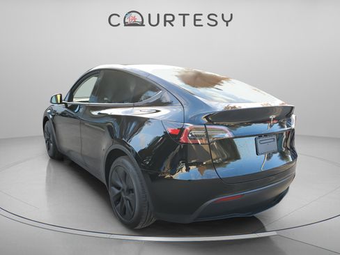 Used 2025 Tesla Model Y Long Range image 2