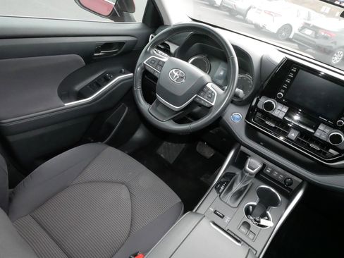 Certified 2022 Toyota Highlander LE image 9