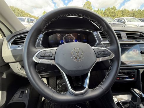 Used 2024 Volkswagen Tiguan SE image 13
