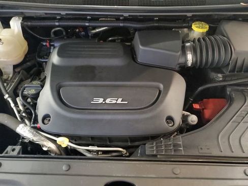 Used 2017 Chrysler Pacifica Touring FWD image 29
