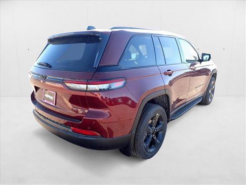 New 2025 Jeep Grand Cherokee Altitude image 4