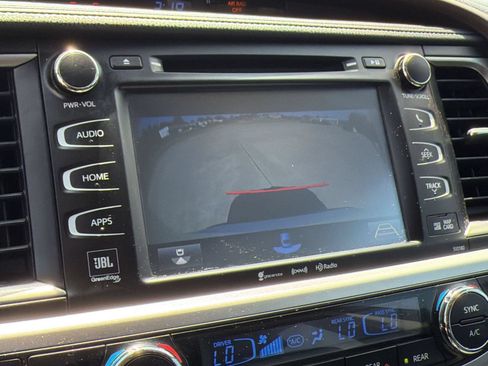 Used 2018 Toyota Highlander Limited Platinum FWD image 18
