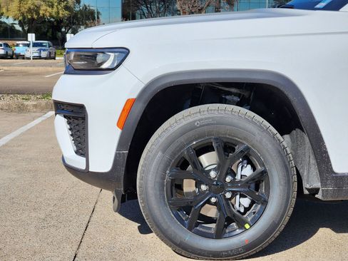 New 2026 Jeep Grand Cherokee Altitude image 9