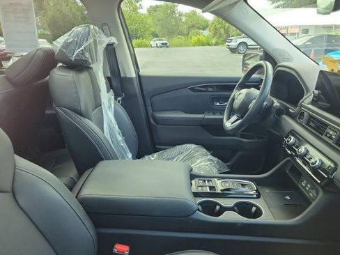 Used 2023 Honda Pilot Touring image 2