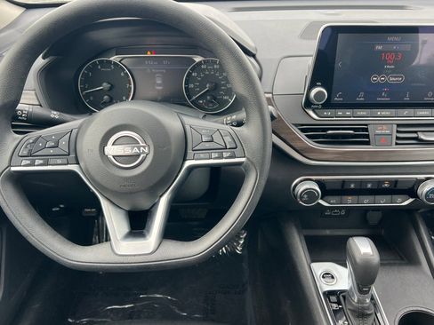 Used 2025 Nissan Altima 2.5 SV FWD image 11