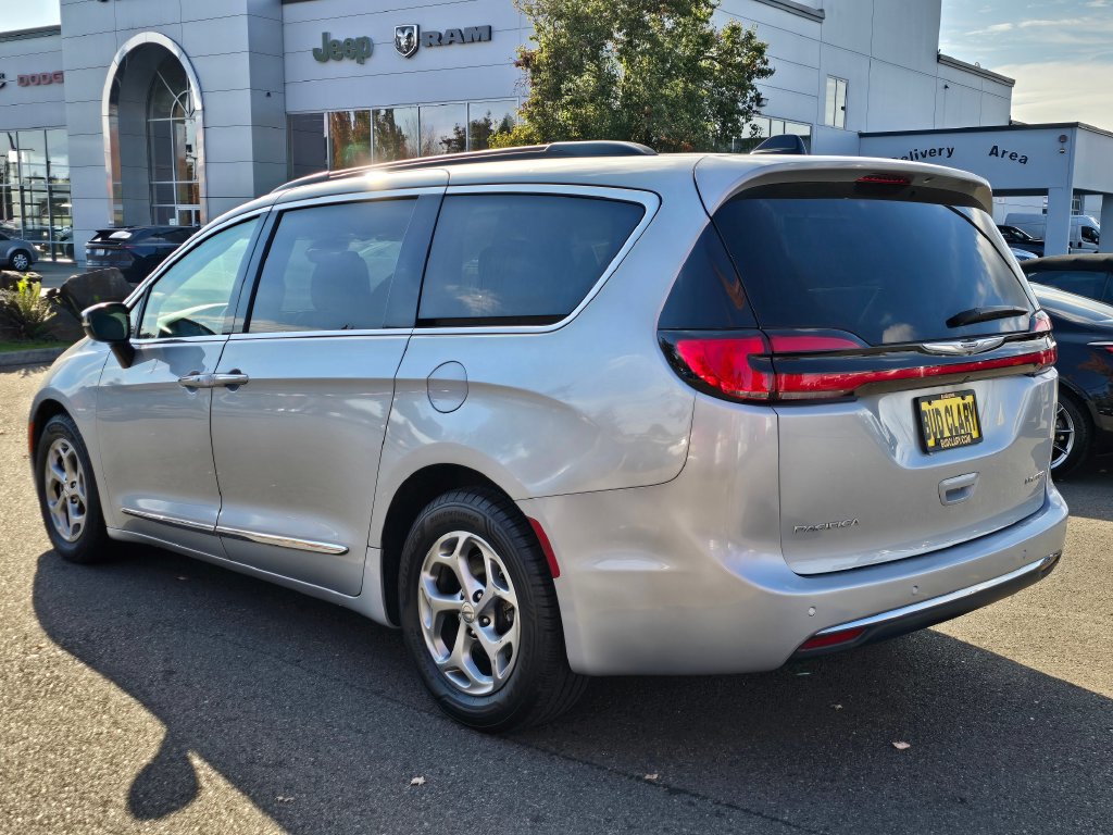 Used 2023 Chrysler Pacifica Limited FWD image 3