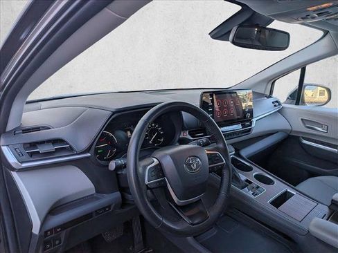 Used 2024 Toyota Sienna XLE image 9