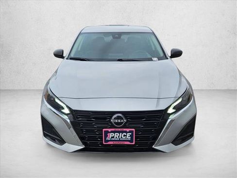 Used 2024 Nissan Altima 2.5 SV image 2